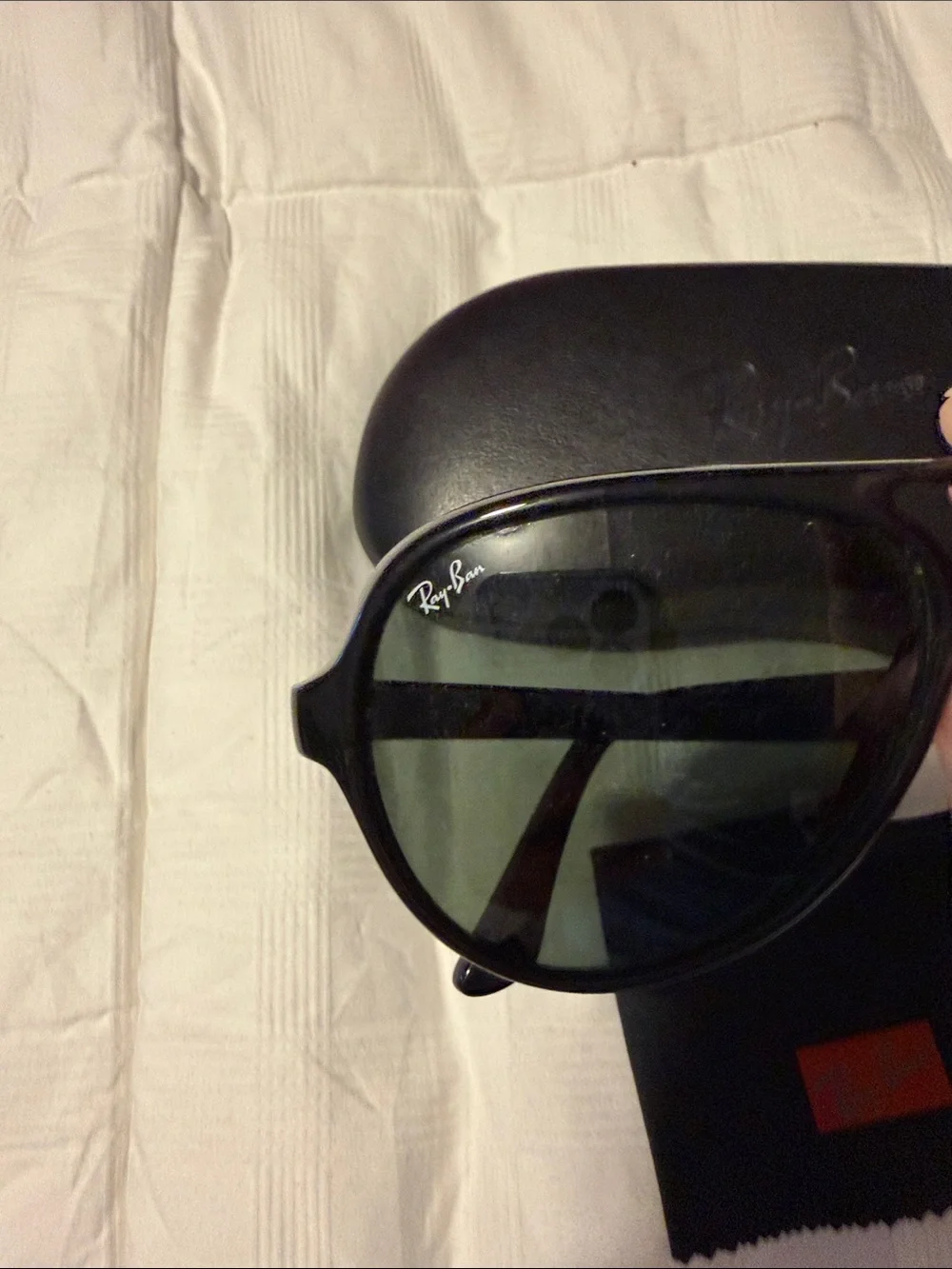 Ray-Ban Black Aviator Cats 5000 Sunglasses with Dark Green Lenses and Black Case